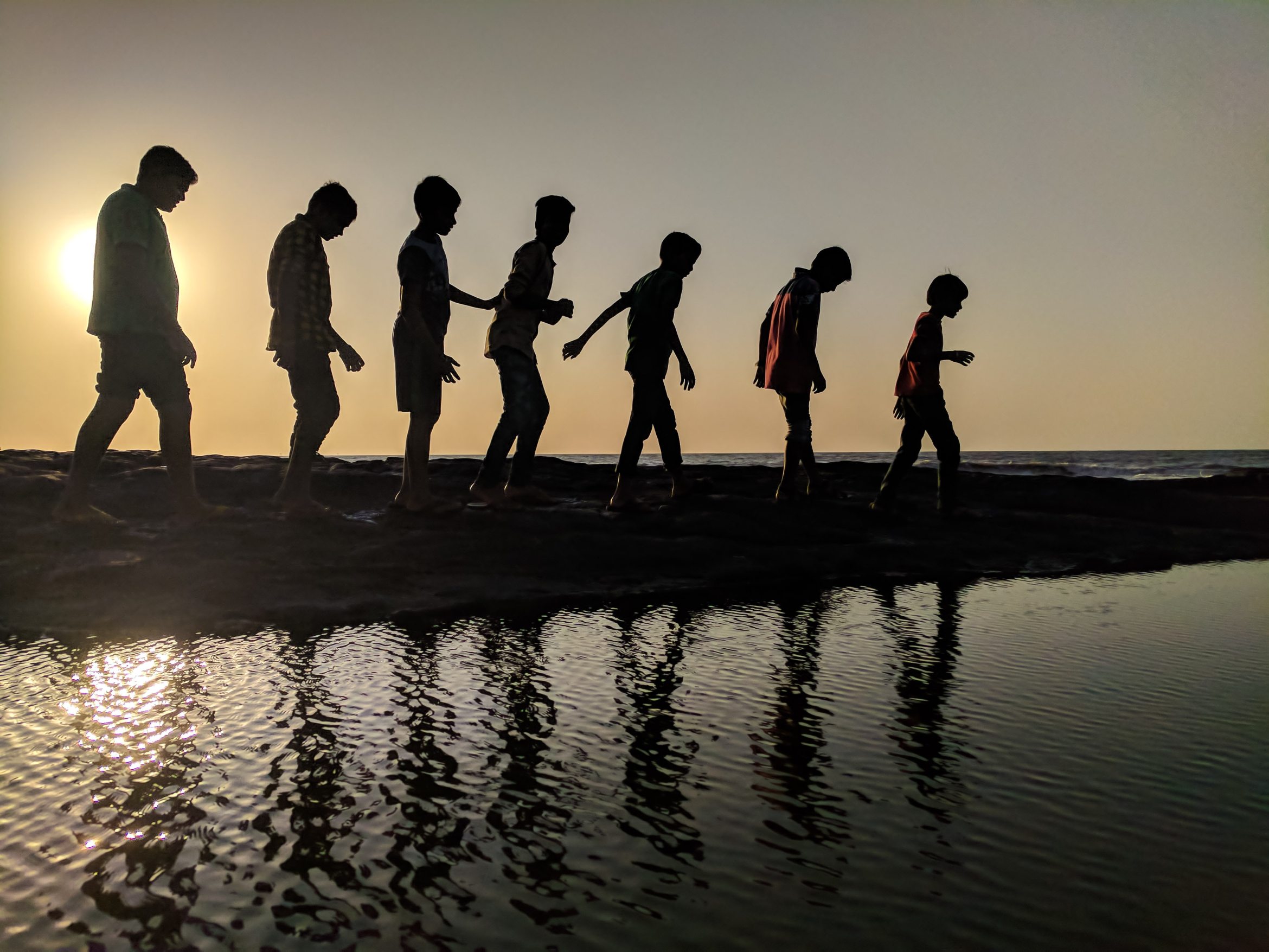 backlit-beach-children-939700